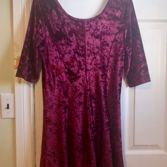 ELEGANT RED VELVET DRESS - Picture 4 of 4